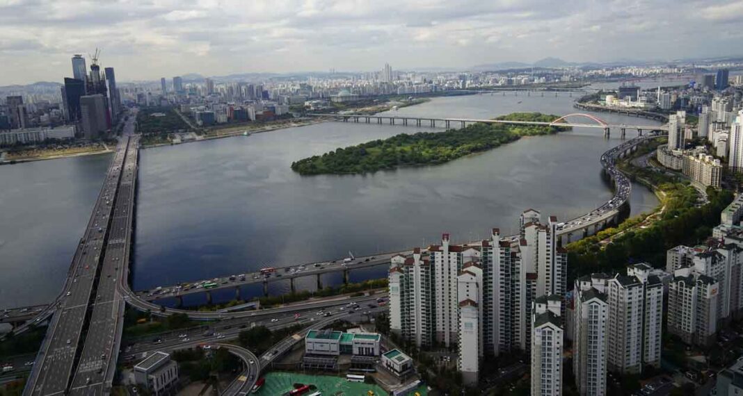 Un collettivo di architetti immagina la Seoul del futuro dando vita a una città iper-abbondante, auto-rigenerante e sociale.