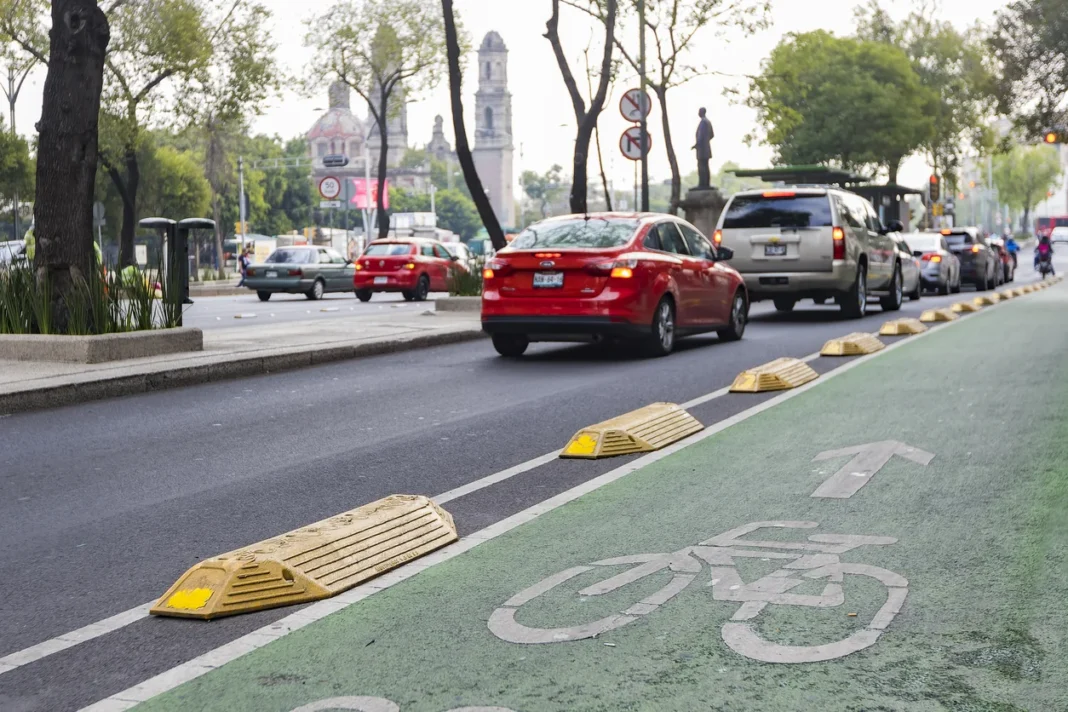 Nelle E-Bike City le strade appartengono ai pedoni e alle biciclette, che possono muoversi ovunque in sicurezza.